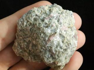 Jemně růžová zrna rubelitu s lupínky stříbrné slídy
