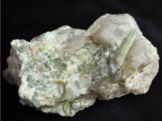 Jemně zelené krystalky verdelitu zarostlé v křemeni