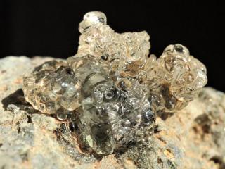 Krásná ukázka skelného opálu na vyvřelé mateční hornině