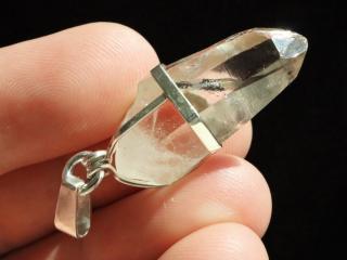 Krystal křišťálu s půvabným vnitřním světem a duhovým odleskem - stříbrný přívěsek