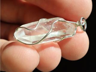 Krystalek křišťálu s dobře viditelným vnitřním Fantomem - stříbrný přívěsek