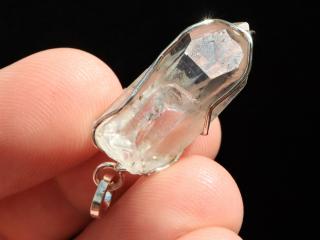 Krystalek křišťálu s duhovým odleskem zasazený ve stříbrném přívěsku