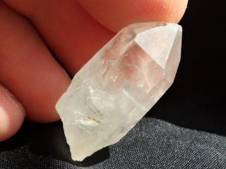 Krystalek křišťálu s krásnou ledově bílou barvou