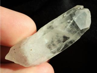 Krystalek ledově bílého křišťálu s hezkým vnitřním světem a zajímavou dvojitou špičkou