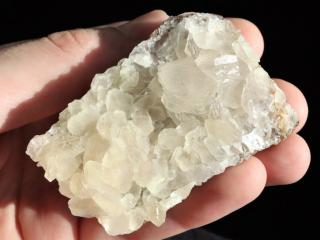 Krystalová drůza bílého kalcitu z Krkonoš
