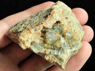 Krystalové kostičky zeleného fluoritu narostlé na křemeni - Lokalita Kožlí