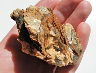 Krystalový muskovit s albitem z Vysočiny