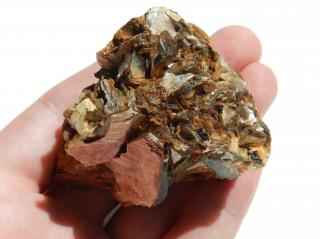 krystalový muskovit z pegmatitu