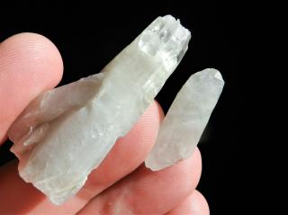 Krystaly přírodních bílo-šedých křemenů s křišťálovou špičkou