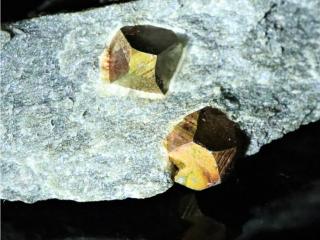 Krystaly zlatavého pyritu zarostlé v mateční hornině - Smolník - Slovensko