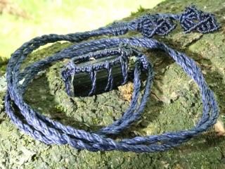 Kvalitní špalík černého turmalínu v elegantním macramé náhrdelníku