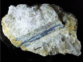 Kyanit - modré lištovité krystaly zarostlé v křemeni a záhnědě