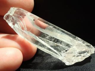 Ledově bílý až průzračně čirý fragment krystalu křišťálu