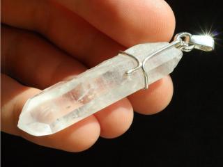 Ledově bílý podlouhlý krystalek křišťálu ve stříbrném přívěsku