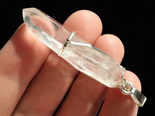 Ledově bílý průzračný krystal křišťálu originálně zasazený ve stříbrném přívěsku