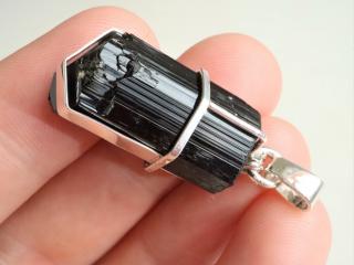 Luxusní stříbrný přívěsek s ukončeným černým turmalínem z ČR