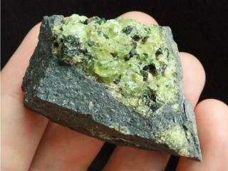 Menší ale kvalitní olivín s průsvitnými krystalovými zrny