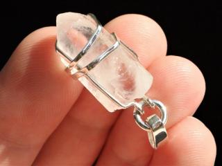 Menší dokonalý krystalek křišťálu se vzácným Fantomem zasazený ve stříbře