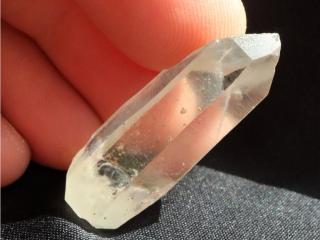 Menší drahokamový krystal křišťálu s hezkým Fantomem