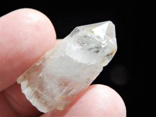 Menší krystal křišťálu s ledově bílou barvou z Jeseníků