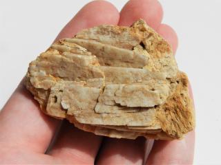 Menší krystalový albit z Dolních Borů