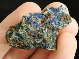 Menší vzorek modrého azuritu ze Štěpánova nad Svratkou