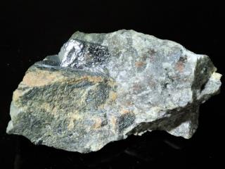 Molybdenit - kovově šedý povlak na křemeni
