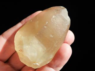 Nádherný krystal přírodního citrínu se sametově ohlazeným povrchem a slušnou vnitřní čistotou