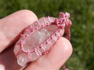 Originální macramé náhrdelník s přírodním českým růženínem z Vysočiny