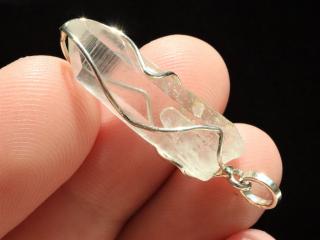Podlouhlý krystalek křišťálu s nepatným náznakem Fantomu - Osobitý stříbrný přívěsek