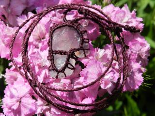 Pravý přírodní růženín z Vysočiny v elegantním macramé náhrdelníku