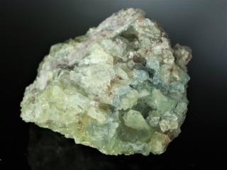 Přírodní jemně zelený fluorit na menší křemenné základně