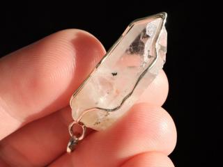 Přírodní krystal českého křišťálu ve stříbrném přívěsku