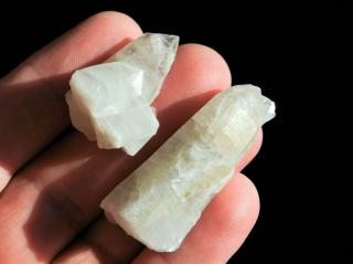 Přírodní krystaly křišťálů prostoupené bílo-šedým křemenem