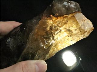 Průsvitný fragment krystalu záhnědy s pestrým vnitřním světem