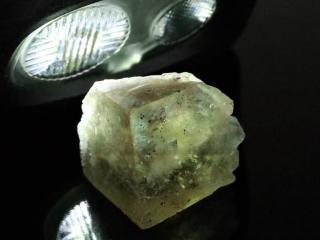 Samostatný krystal fluoritu s příjemnou nazelenalou barvou