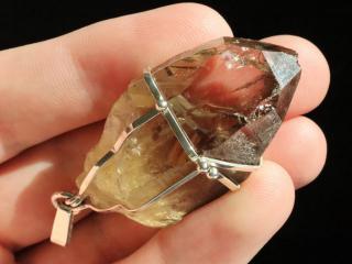 Sbírkový krystal citrínu s drahokamovou čistotou, nevšedním otiskem a unikátní barvou - stříbrný přívěsek