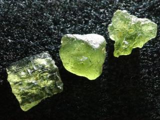 Skupinka třech vltavínů z jižních Čech - 0,83 g