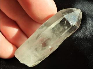Slušně zachovalý krystal křišťálu s krásnou ledově bílou barvou