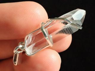 Spojovatel času - Mistrovský krystalek křišťálu ve stříbrném přívěsku