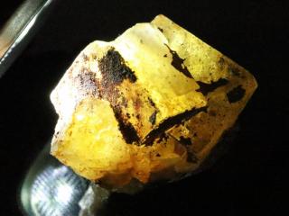 Srostlice krystalových kostek fluoritu se žluto-zlatavou barvou