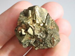 Srostlice krystalových kostek zlatého pyritu z České Republiky