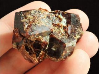 Srostlice krystalů hessonitu ze starého nálezu - sběratelská záležitost