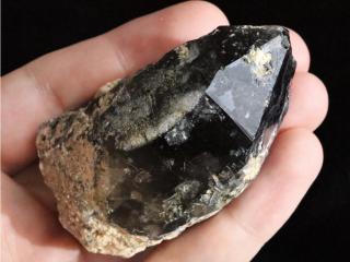 Středně velký krystal černého morionu z Pikárce na Vysočině