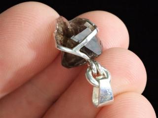 Stříbrný přívěsek s pravou českou záhnědou - drobný krystalek
