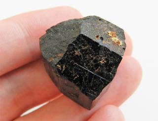 Ukončený krystal většího černého turmalínu z Vysočiny