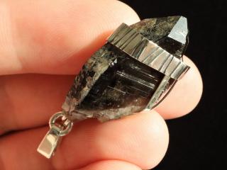 Unikátní krystal černého morionu esteticky zasazený ve stříbře