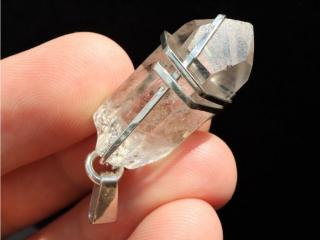 Velmi estetický krystal křišťálu v promyšleném stříbrném přívěsku