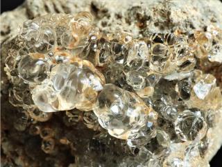 Větší bublinatý útvar hyalitu z dnes již nedostupné lokality Valeč