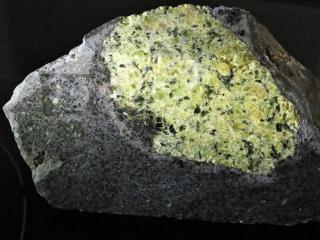 Větší ukázka seříznutého a vyleštěného olivínu spolu s čedičem - vzorek 1 kg